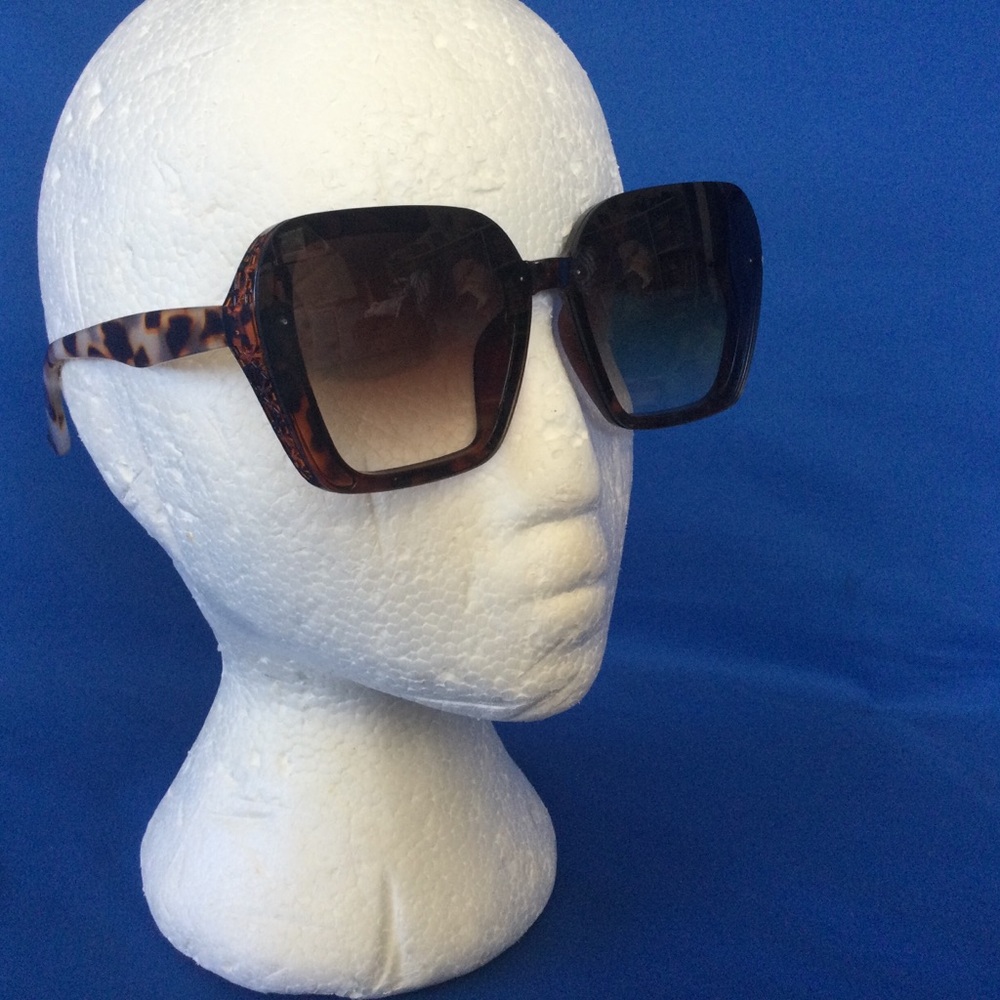 Martha Stewart MS 196 Tortoiseshell Oversized Sunglasses
